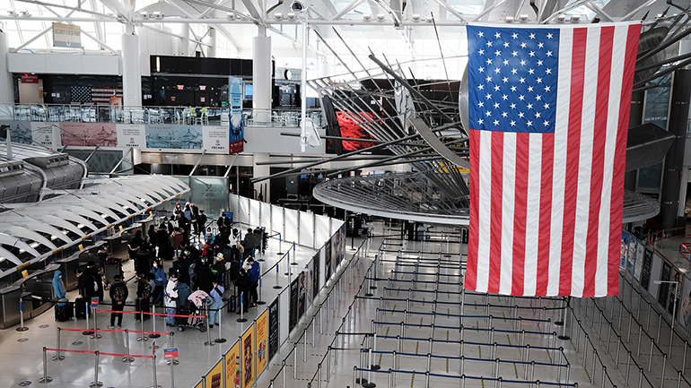 Η «ακατανόητη» ταξιδιωτική απαγόρευση του Biden για τους Ευρωπαίους επισκέπτες διευρύνει τη διατλαντική ρήξη